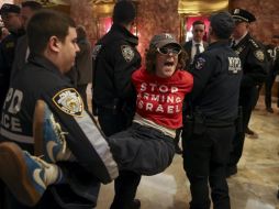 Momento en que agentes de la policía de Nueva York arrestaron a un manifestante del grupo Voz Judía por la Paz. AP