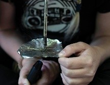 Mujer indigente fuma fentanilo en un parque en el centro de Portland, Oregon, EU. AP/J. KANE