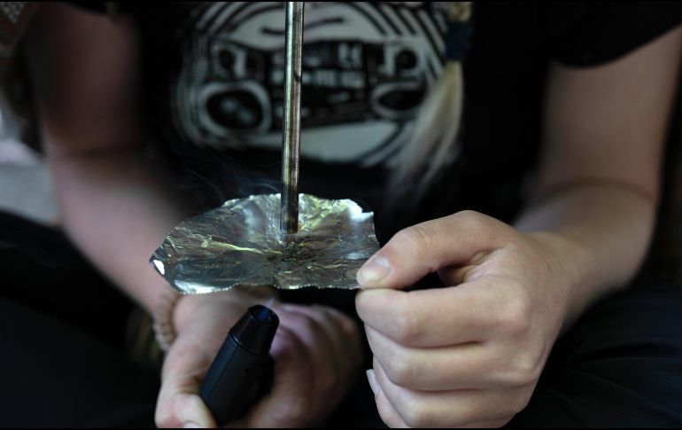Mujer indigente fuma fentanilo en un parque en el centro de Portland, Oregon, EU. AP/J. KANE