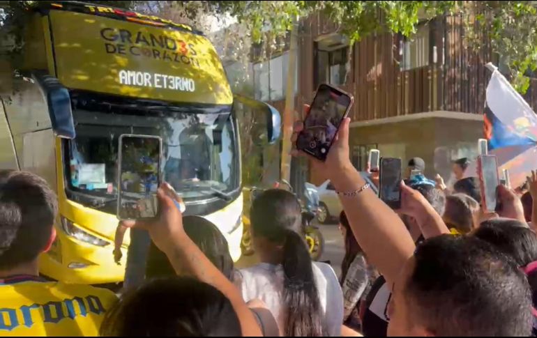 “Dale, dale tricampeón, dale tricampeón”, fueron algunos de los cánticos más entonados por los seguidores que recibieron a su equipo en la búsqueda de un autógrafo o una foto con sus ídolos. ESPECIAL