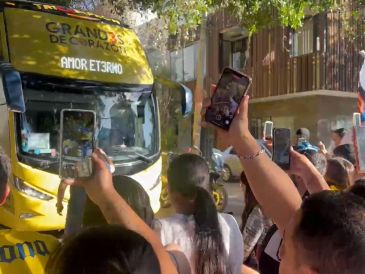“Dale, dale tricampeón, dale tricampeón”, fueron algunos de los cánticos más entonados por los seguidores que recibieron a su equipo en la búsqueda de un autógrafo o una foto con sus ídolos. ESPECIAL
