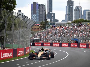 Norris hizo una vuelta espectacular en los instantes finales para arrebatarle la primera posición a su compañero, Oscar Piastri. EFE/J. Carrett