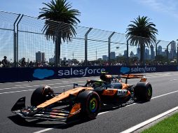 Norris hizo una vuelta espectacular en los instantes finales para arrebatarle la primera posición a su compañero, Oscar Piastri. EFE/J. Carrett