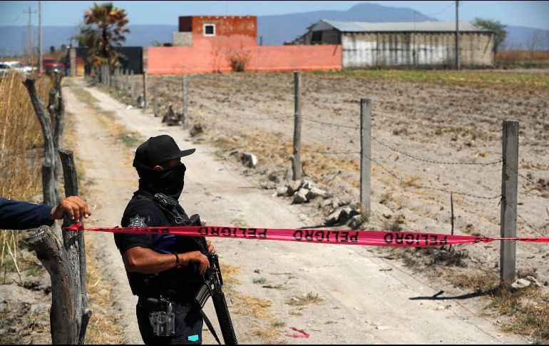 En su primera visita al rancho Izaguirre las Madres Buscadoras no removieron la tierra, aseguraron que aún salía humo. EFE/F. Guasco