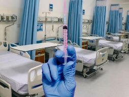 Las causas están vinculadas al abandono histórico del sistema de salud, la reducción presupuestal que lo ha precarizado más en los últimos años y la pandemia. ESPECIAL / EL INFORMADOR y CANVA