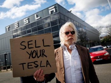 Tesla lidera pérdidas en Wall Street tras tres semanas complejas en el mercado bursátil. EFE / EPA / TOLGA AKMEN