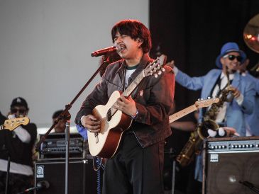 El público, emocionado, coreó cada palabra del sencillo, mientras que algunos asistentes le obsequiaron un peluche del Dr. Simi con la frase "Sueña lindo". SUN//Y. Osnaya.