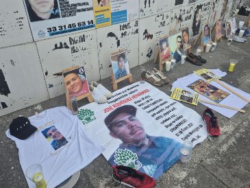 Sólo las llamas de las veladoras iluminaban los rostros, estoicos, valientes, pero hundidos en la tristeza, de los padres y madres buscadoras. EL INFORMADOR/ O. Hernández.