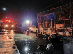 Luego de sofocar las llamas, los bomberos inspeccionaron el lugar y realizaron el hallazgo de un cuerpo calcinado.  ESPECIAL