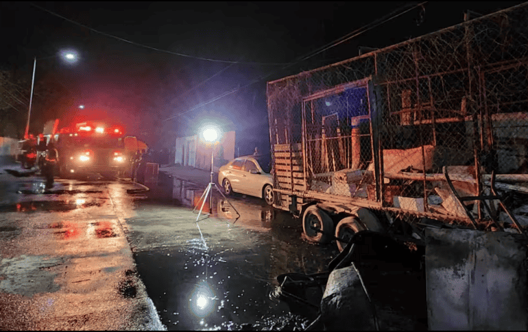 Luego de sofocar las llamas, los bomberos inspeccionaron el lugar y realizaron el hallazgo de un cuerpo calcinado.  ESPECIAL