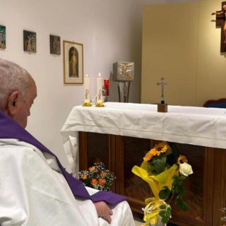 Vaticano difunde la primera foto del papa Francisco desde su hospitalización