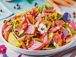 La ensalada de pétalos combinada con vegetales, es un platillo tan sano como delicioso. ESPECIAL