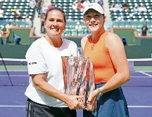 Andreeva le dedicó el título a su entrenadora Conchita Martínez, quien alguna vez fuera finalista en Indian Wells y se quedara con las manos vacías. EFE