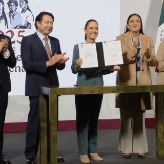 Sheinbaum firma decreto para prohibir cultivo de maíz transgénico