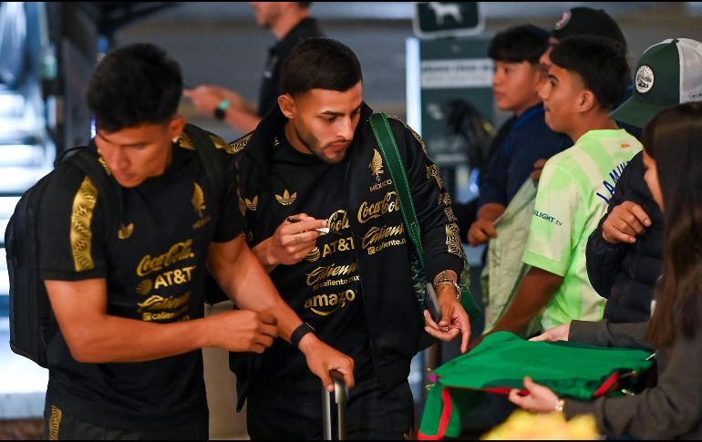 Jesús Gallardo y Alexis Vega, integrantes de la Selección Nacional de México, arribando a la ciudad de Los Ángeles, en Estados Unidos. IMAGO7 / ARCHIVO