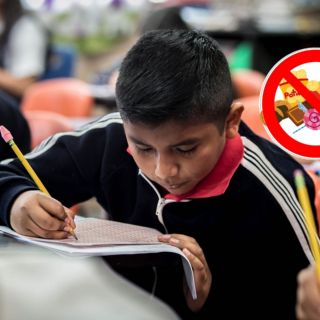 Prohíben comida chatarra en escuelas tras acuerdo con empresas