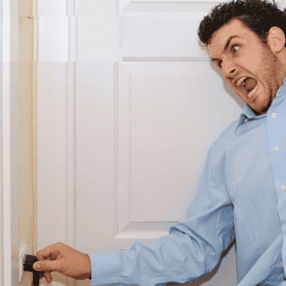 Razones de que una persona "da toques" al tocar otra persona y cómo evitarlo