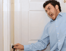 Las descargas eléctricas al tocar a otras personas o metales son un fenómeno común causado por la electricidad estática acumulada en el cuerpo. CANVA