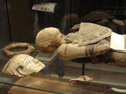 Otra característica destacada es el corpiño que cubre la momia, donde se pueden ver escenas en las que aparece acostado en una cama, rodeado por las diosas Isis y Neftis. 
 Bashiri data del siglo III a. C. Vania Teofilo/Wikipedia