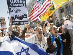 En todo el mundo se llevaron acabo manifestaciones a favor y en contra de los ataques en la  Franja de Gaza. En la imagen, propalestinos en Los Angeles exigen alto al fuego. EFE