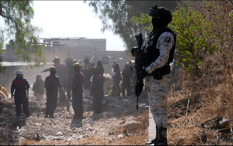 La Guardia Nacional acompañó ayer a las Madres de Guerrero en su búsqueda. AP/M. Ugarte