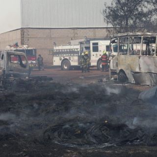 Incendio en predio consume 19 vehículos en Tesistán
