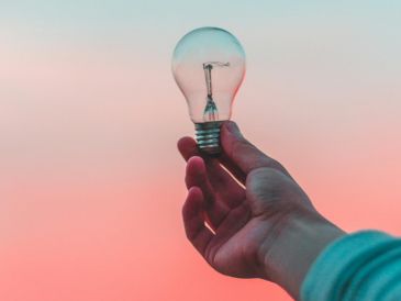 La electricidad estática ocurre cuando dos objetos se frotan y se separan. Unsplash.