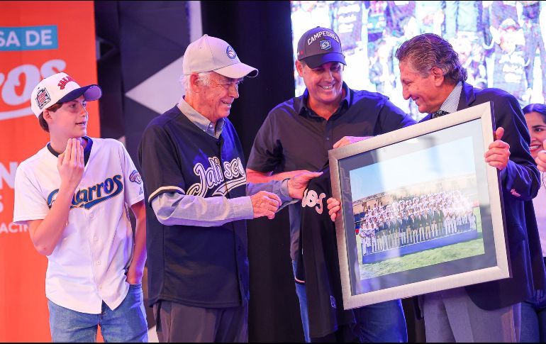 El equipo albiazul recibió un cálido reconocimiento por parte del presidente de Zapopan. EL INFORMADOR/ H. FIGUEROA.