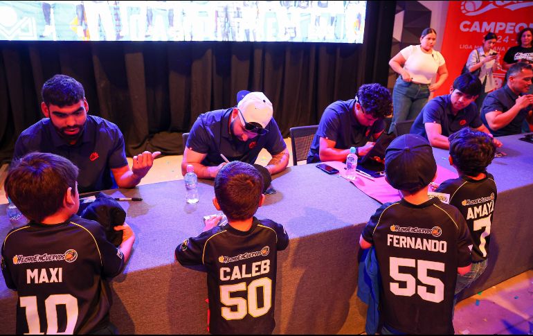 El equipo albiazul recibió un cálido reconocimiento por parte del presidente de Zapopan. EL INFORMADOR/ H. FIGUEROA.