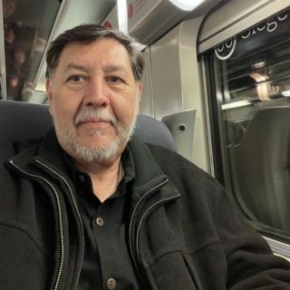 Exhiben a Noroña viajando a Europa en clase ejecutiva