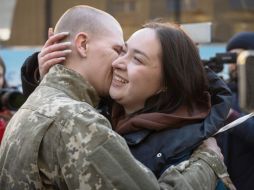 Un soldado ucraniano abraza a su prometida tras ser liberado. AP