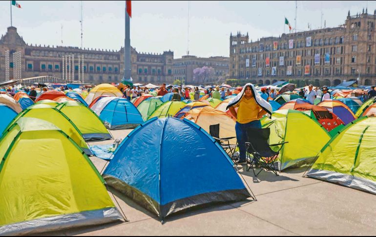 De acuerdo con los inconformes, el paro de labores lo realizaron para que presionar y que haya transformaciones profundas, además de recuperar el carácter social del Instituto. EL UNIVERSAL