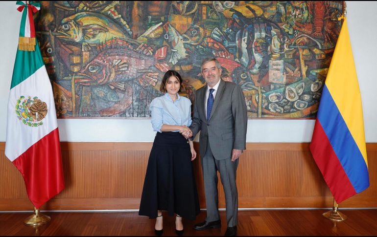 Fotografía del canciller mexicano, Juan Ramón de la Fuente, saludando a su homóloga colombiaba, Laura Sarabia. ESPECIAL/Secretaría de Relaciones Exteriores