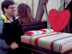 Es importante tener en cuenta que la postura al dormir no es determinante para evaluar la calidad de una relación. AP / ARCHIVO