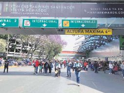 Maestros de la CNTE bloquearon el acceso a la Terminal 2 del AICM, generando caos en las entradas y retrasos en los vuelos. EL UNIVERSAL
