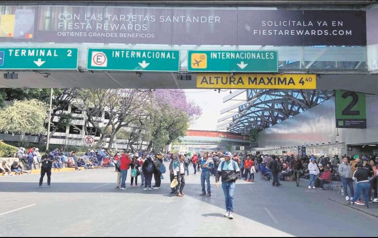 Maestros de la CNTE bloquearon el acceso a la Terminal 2 del AICM, generando caos en las entradas y retrasos en los vuelos. EL UNIVERSAL