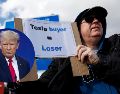 Trump lanza mensaje a quienes han atacado a Tesla. EFE / T. AKMEN
