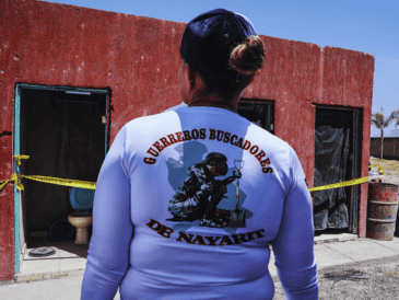 Impulsadas por su deseo de saber, buscadoras "rompieron" el cerco que mantenía la fiscalía estatal para recorrer el último tramo a pie. EL INFORMADOR / A. Navarro