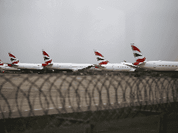 El incendio en una subestación eléctrica cercana al aeropuerto de Heathrow puede haber afectado a alrededor de 200 mil pasajeros. EFE / T. Akmen