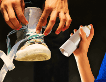 Los pies sudan más en comparación con el resto del cuerpo porque tienen una gran acumulación de glándulas sudoríparas. AFP / ARCHIVO