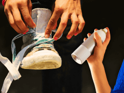 Los pies sudan más en comparación con el resto del cuerpo porque tienen una gran acumulación de glándulas sudoríparas. AFP / ARCHIVO