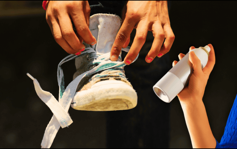 Los pies sudan más en comparación con el resto del cuerpo porque tienen una gran acumulación de glándulas sudoríparas. AFP / ARCHIVO