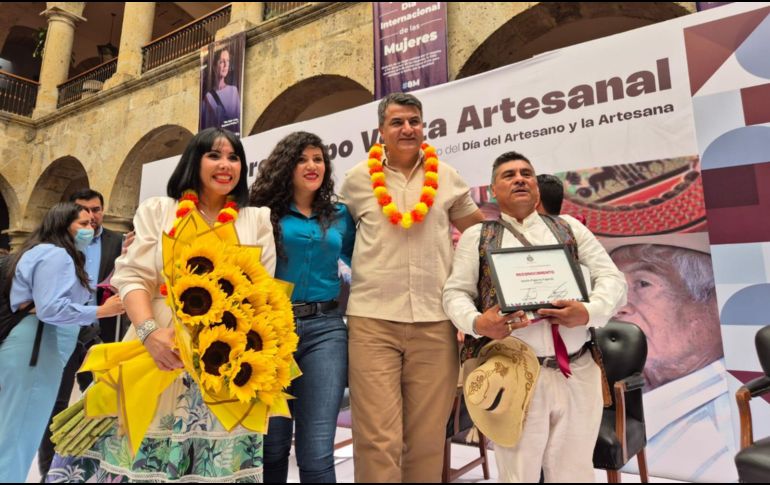 Al concluir, Martha Arizmendi recibió en reconocimiento un ramo de flores de parte de la comunidad de artesanas y artesanos de Tonalá. EL INFORMADOR/ R. Bobadilla.