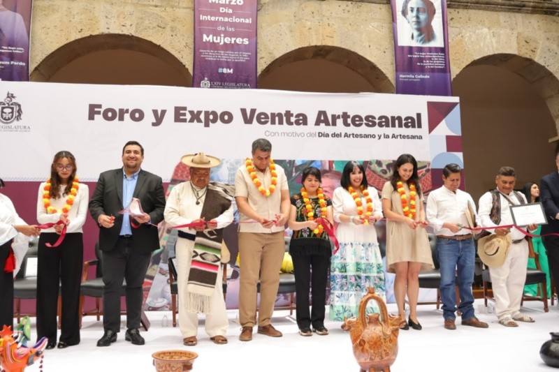 La diputada hizo un llamado a la ciudadanía para apoyar el trabajo de los artesanos consumiendo productos locales. EL INFORMADOR/ R. Bobadilla.