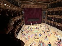 El teatro retiró sus sillas y en su lugar cubrió el suelo de arena para que el público observe la obra desde los palcos. EFE / C.Ortega
