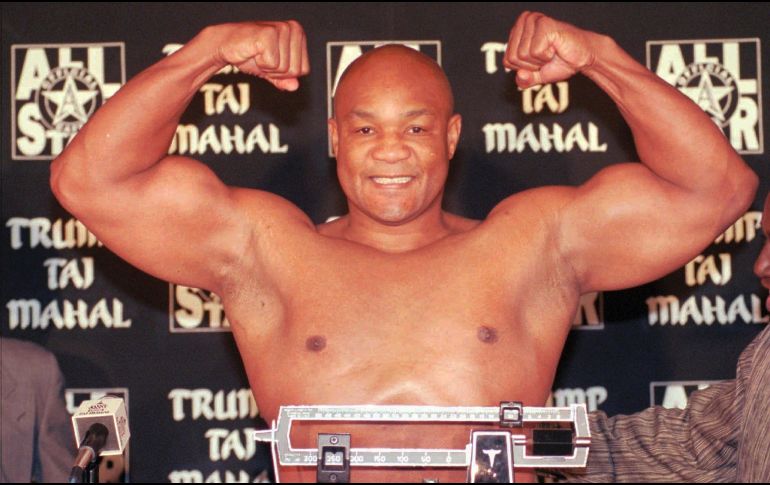 El boxeador de peso pesado George Foreman flexiona sus músculos después de pesar 260 libras para su próxima pelea contra Shannon Briggs en el Trump Taj Mahal Casino Resort en Atlantic City, Nueva Jersey, el jueves 20 de noviembre de 1997.  AP/ ARCHIVO.