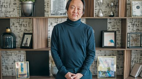 El director de orquesta y violinista posa para esta casa editorial, desde un hotel de Guadalajara. EL INFORMADOR/ H. Figueroa