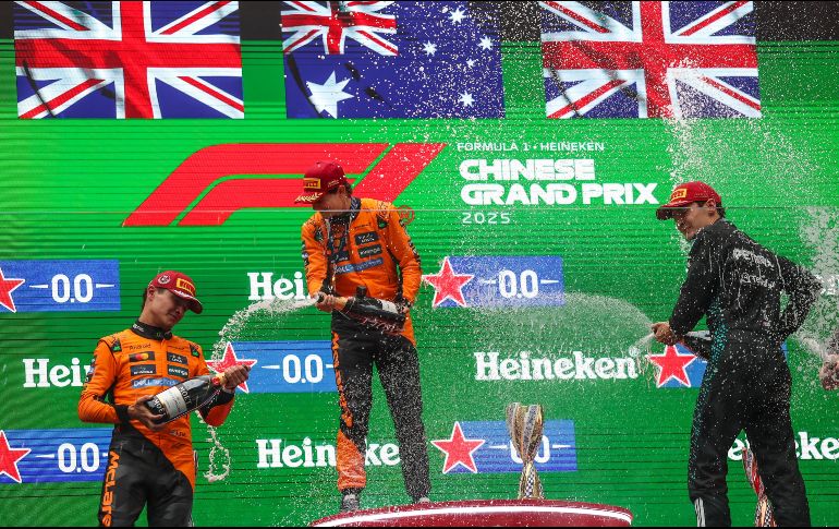 Piastri, Norris y Russell subieron al podio en Shanghái. EFE/A. Plavevski