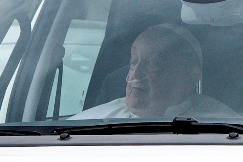 Durante su recorrido por las calles del centro de Roma, numerosos viandantes se detuvieron en las aceras para aplaudirle. EFE/EPA/A. CARCONI 