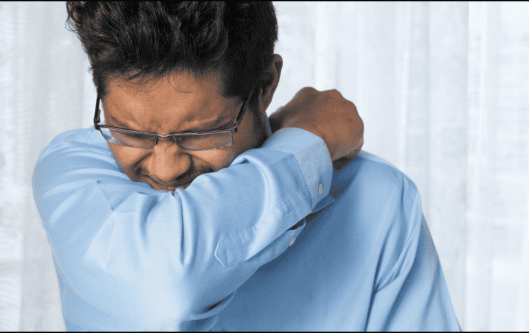 Aunque pueda parecer una acción menor, reprimir un estornudo puede tener consecuencias graves para la salud. CANVA